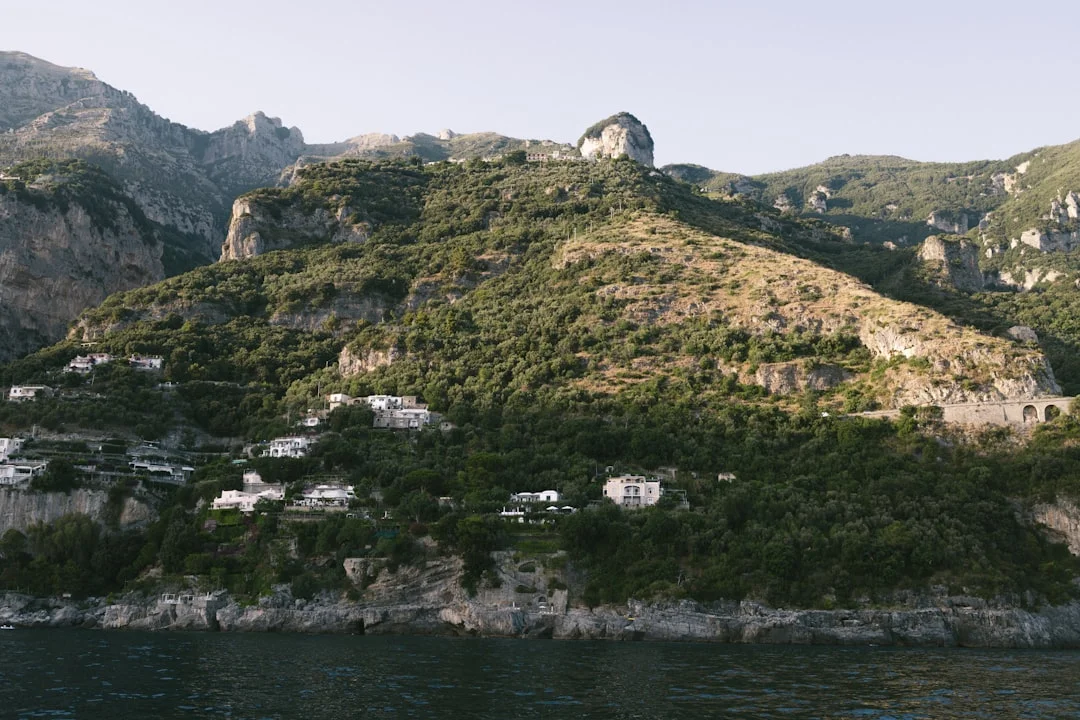 Costiera Amalfitana in autobus: orari SITA, fermate panoramiche e consigli.